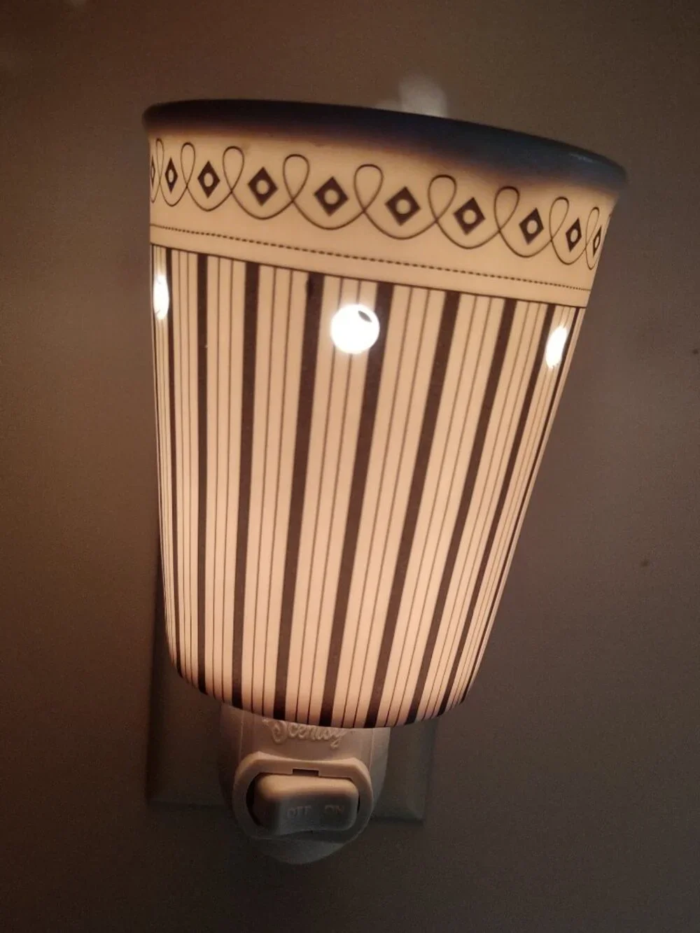 Scentsy Plug-In Mini Wax Melt Nightlight Warmer Black & White Stripe + Xtra Bulb